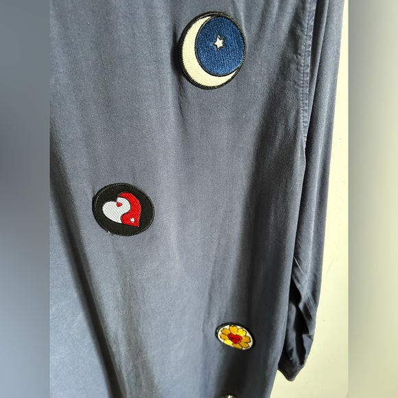 Lauren Moshi Sloan Button Down Blouse Peace, love patches - Picture 8 of 9